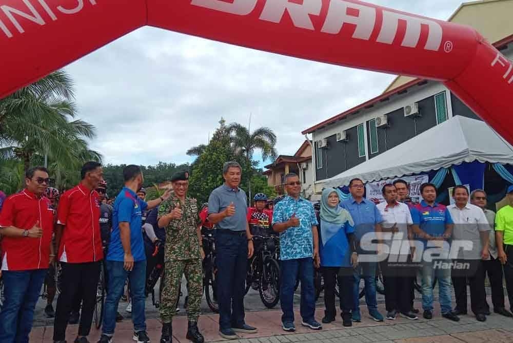 Mohamad (enam dari kiri) ketika hadir merasmikan Karnival Kesihatan dan Jualan Agro Madani 2023 di Senawang pada Ahad.