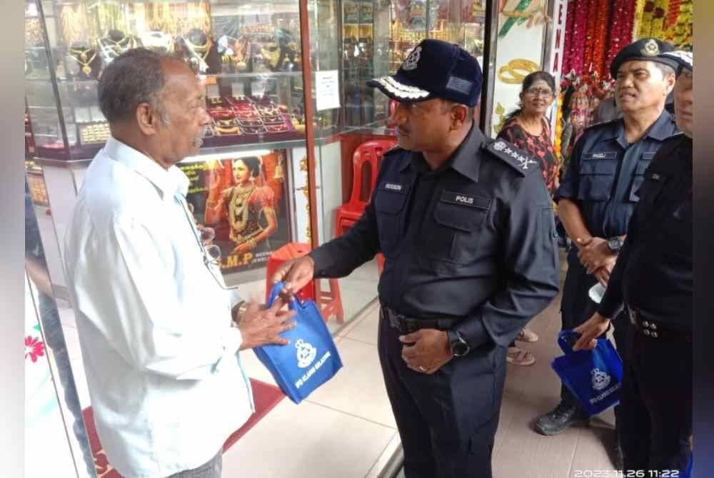 
Hussein bertanya khabar orang ramai dalam tinjauan cegah jenayah ketika Program Konvoi Motosikal Polis Selangor 2023 di Jalan Tengku Kelana dekat sini pada Ahad.