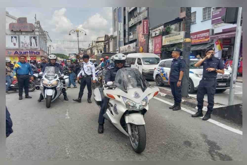 
Hussein mengetuai konvoi bermotosikal Polis Selangor 2023 yang disertai lebih 50 peserta.