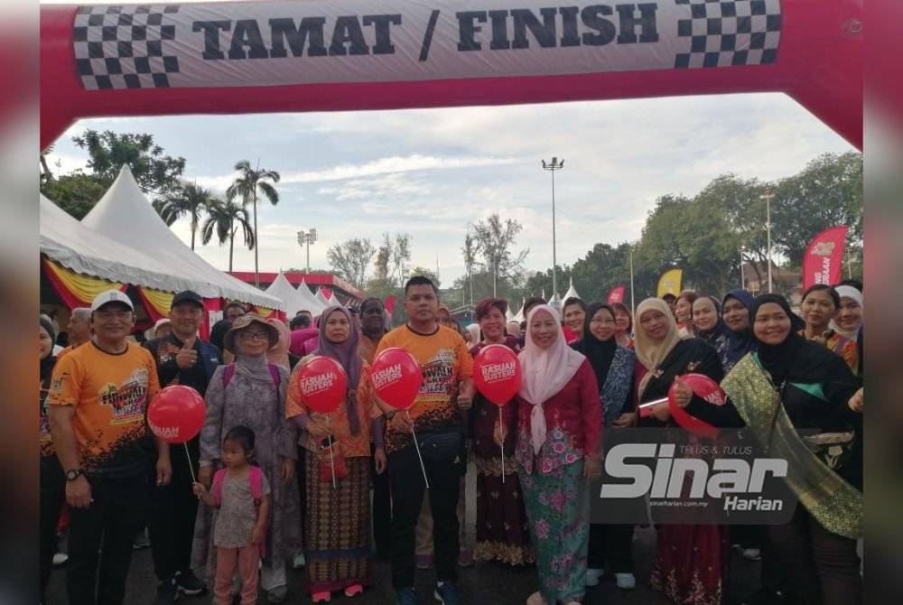 Noraini bersama peserta Heritage Walk