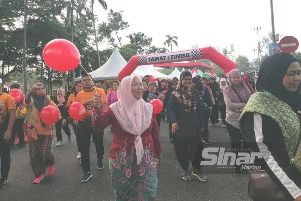 Noraini berbaju kebaya menyertai Heritage Walk sempena Program Hari Klang Tanpa Kenderaan di Stadium Kota Raja pada Ahad.