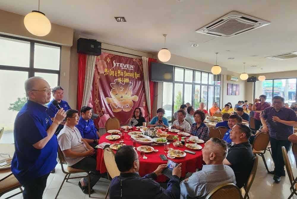 Ka Siong (kiri) sewaktu mengadakan pertemuan dengan pengundi di Bandar Chukai.