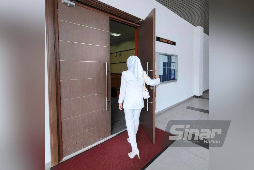 Nurul Huda masuk ke mahkamah untuk mendengar kesnya.
