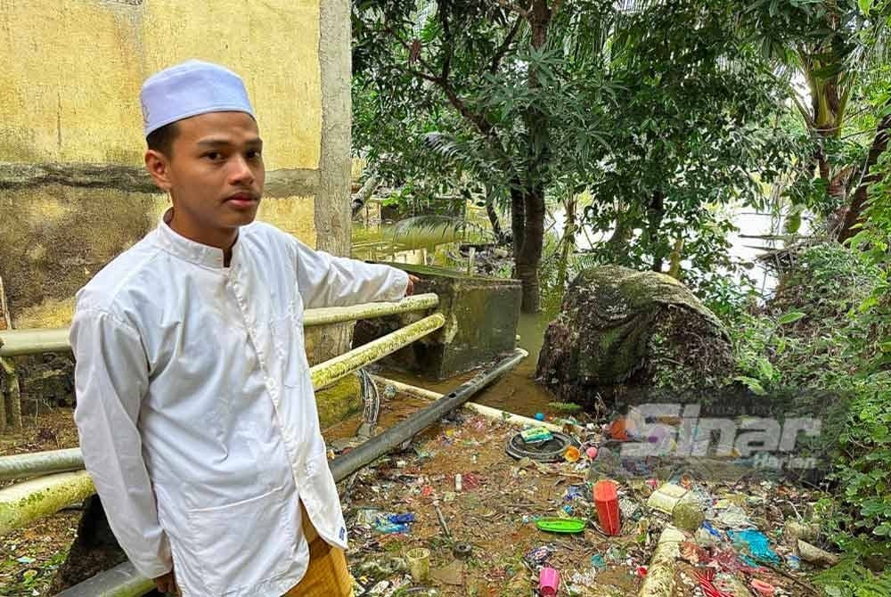 Che Muhamad Fahmi menunjukkan lokasi Che Muhammad Faqih ditemukan.