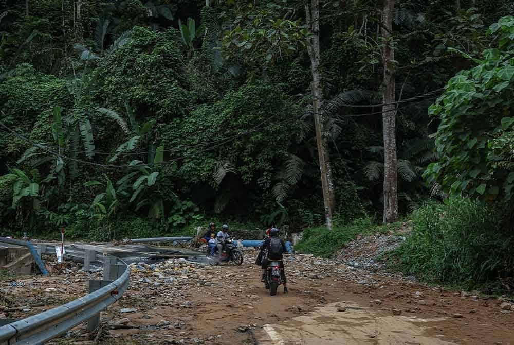 Keadaan Jalan Bukit Tinggi yang rosak akibat kejadian banjir puing yang berlaku malam semalam. - Foto Bernama