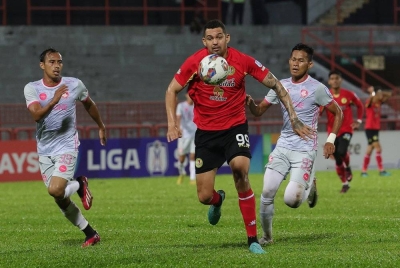 Pemain Negeri Sembilan FC, Anselmo Arruda Da Silva diasak dua pemain PDRM FC pada saingan Liga Super 2023 di Stadium Tuanku Abdul Rahman Paroi malam ini. - Foto Bernama