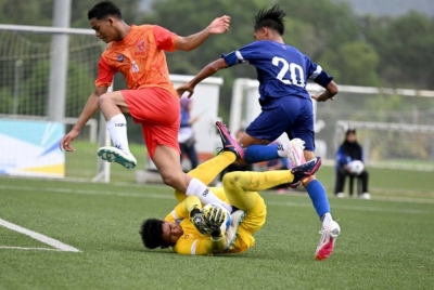 Aksi menarik JDT B-15 menentang Sime Darby dalam perlawanan Kumpulan B Piala Pra U 2023 di Gambang, Kuantan. - Foto Sukan IPT