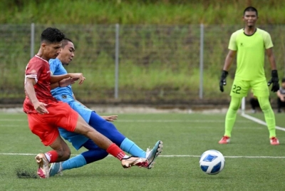 Antara aksi menarik MUFT menentang MSA saingan Kumpulan B Piala Pra U 2023 di Akademi Bolasepak Mokhtar Dahari, Gambang, Kuantan pada Sabtu. - Foto Sukan IPT
