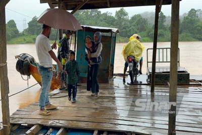 Pengguna perkhidmatan ‘kapal’ yang turut melibatkan anak-anak kecil.