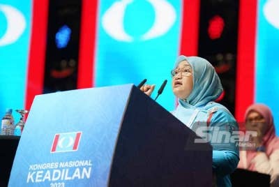 Haryati membahaskan ucapan dasar presiden pada Kongres Nasional Tahunan PKR 2023 di PICC pada Ahad.