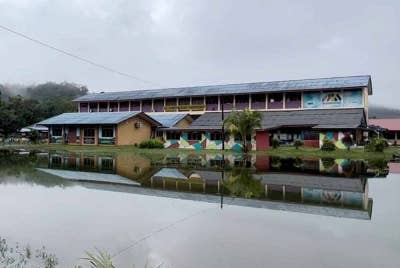 Antara sekolah yang dinaiki air dalam bencana banjir gelombang pertama melanda Terengganu pada 20 November lalu.