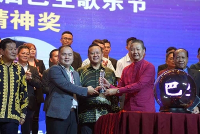 Mohd Rizam (tengah) pada Perasmian Pesta Muzik Klang ke-46 di SJK (C) Pandamaran B pada Sabtu.