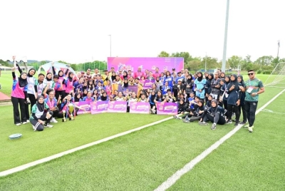 Barisan pemain yang menyertai Karnival Bolasepak 7 sebelah IPT di Gambang, Pahang pada Ahad.