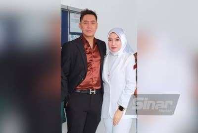 Nurul Huda (kanan) bersama suami hadir untuk mendengar keputusan kes.