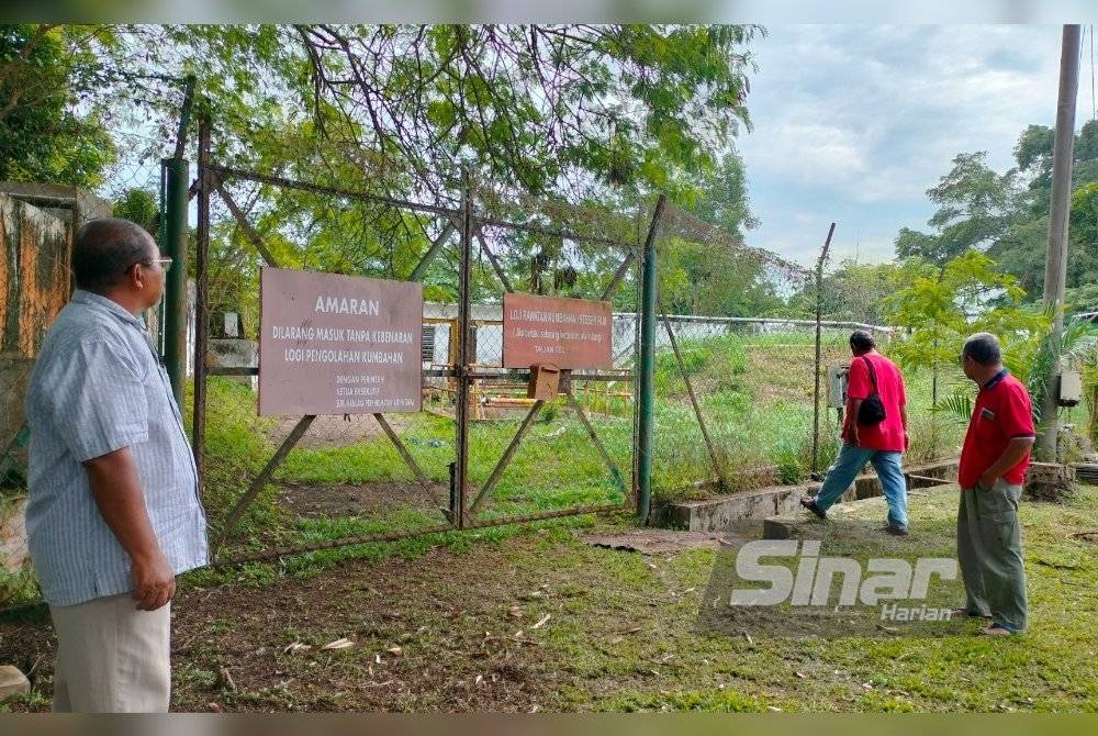 Radzali menunjukkan kawasan loji kumbahan yang berhampiran taman perumahan mereka.