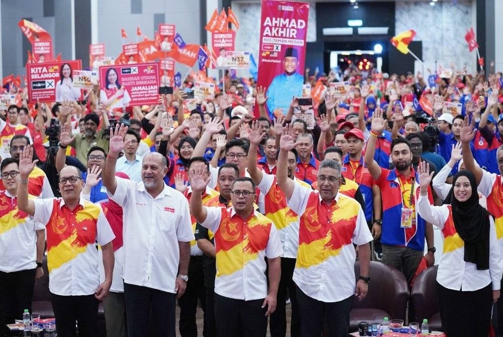 Amirudin (tengah) pada Majlis Pelancaran Tawaran Kita Selangor: Lima Tekad Untuk Lima Tahun Kegemilangan Negeri Selangor di Dewan Raja Muda Musa, Seksyen 7, Shah Alam pada 31 Julai lalu.