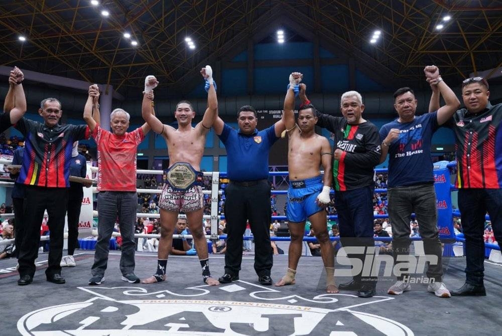 Muhammad Nasir (dua dari kiri) bersama Areepen (tiga dari kiri) yang mengungguli Tali Pinggang Sinar Harian dalam Kejohanan Grand Final Kuda Merah International World Muay Thai 2023 di Stadium Titiwangsa, Kuala Lumpur malam Sabtu. - Foto MOHD HALIM ABDUL WAHID