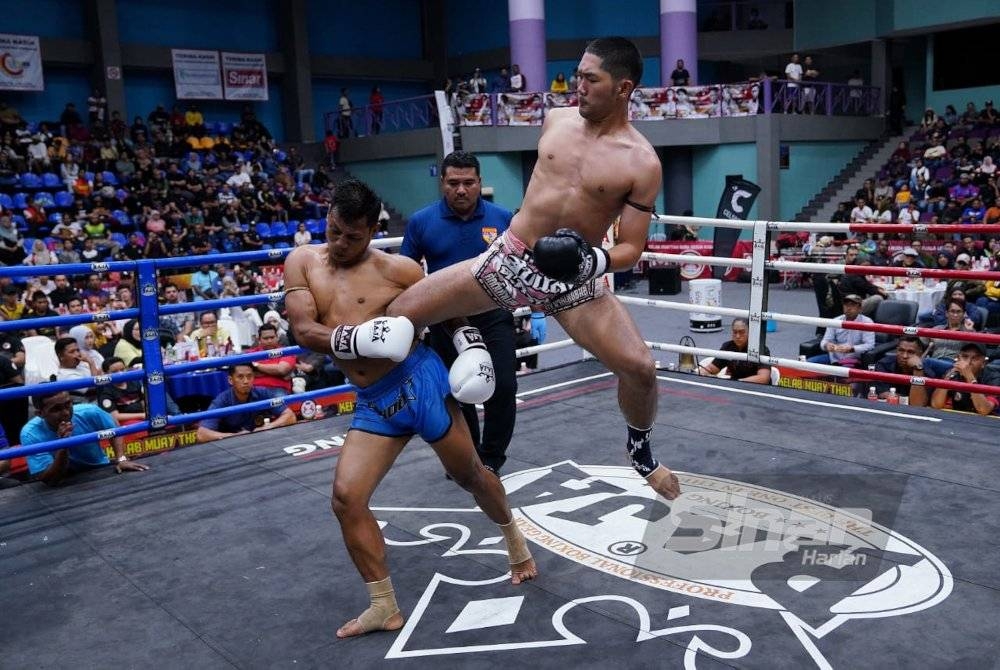 Aksi Areepen (kanan) ketika menentang Sak Chai. - Foto MOHD HALIM ABDUL WAHID