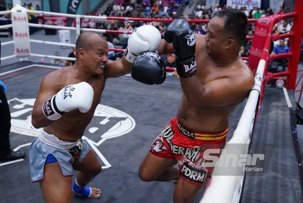 Aksi Lihem Apollo (kanan) semasa menentang Amir. - Foto MOHD HALIM ABDUL WAHID