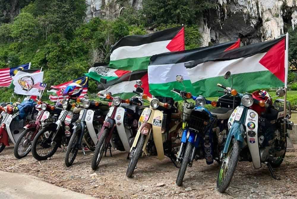 Deretan motosikal yang menyertai konvoi dipasang bendera Palestin sebagai tanda solidariti.