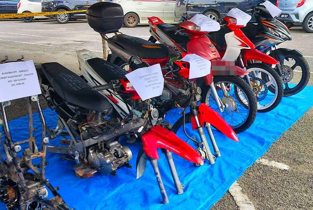 Motosikal dan komponen motosikal curi dalam milikan suspek yang dirampas untuk siasatan lanjut.