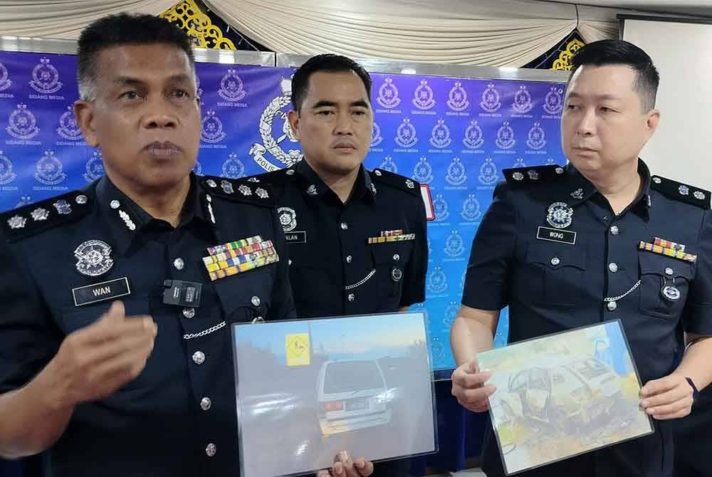 Wan Mohd Zahari (kiri) menunjukkan gambar van yang dicuri dan digunakan suspek dalam kegiatan curi motosikal.