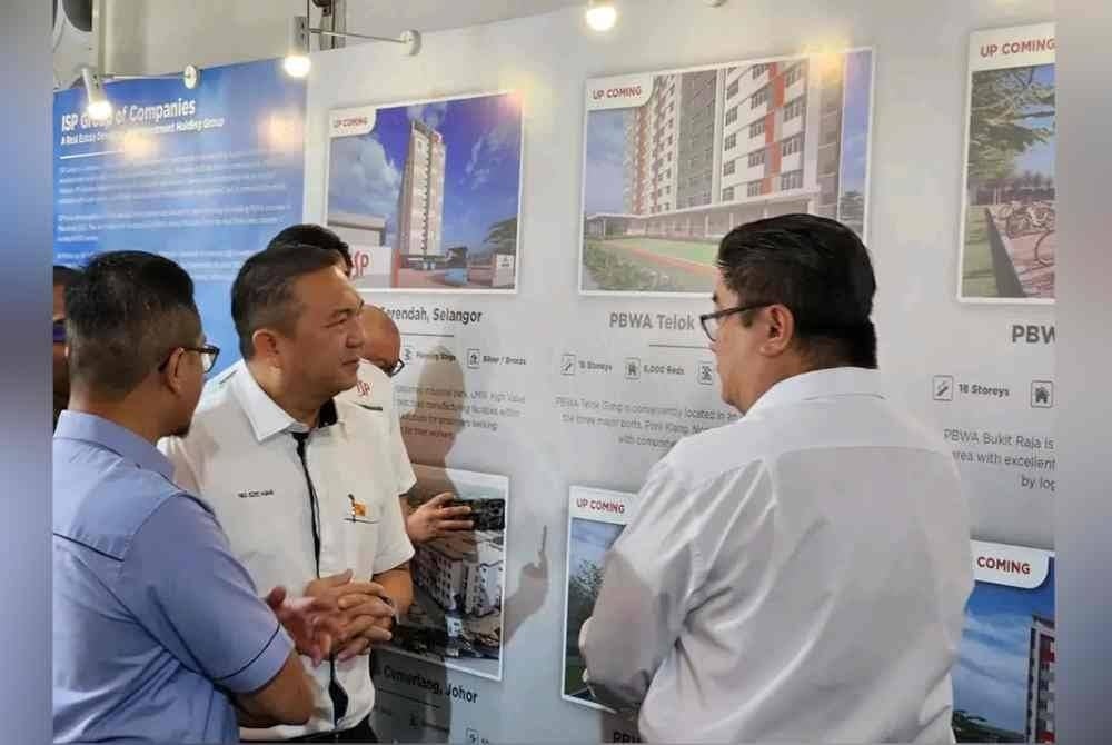 Sze Han (dua dari kiri) melawat ruang pameran pada Majlis Pecah Tanah CLQ di Jalan Kapar Kampung Perepat Kapar di sini pada Isnin.