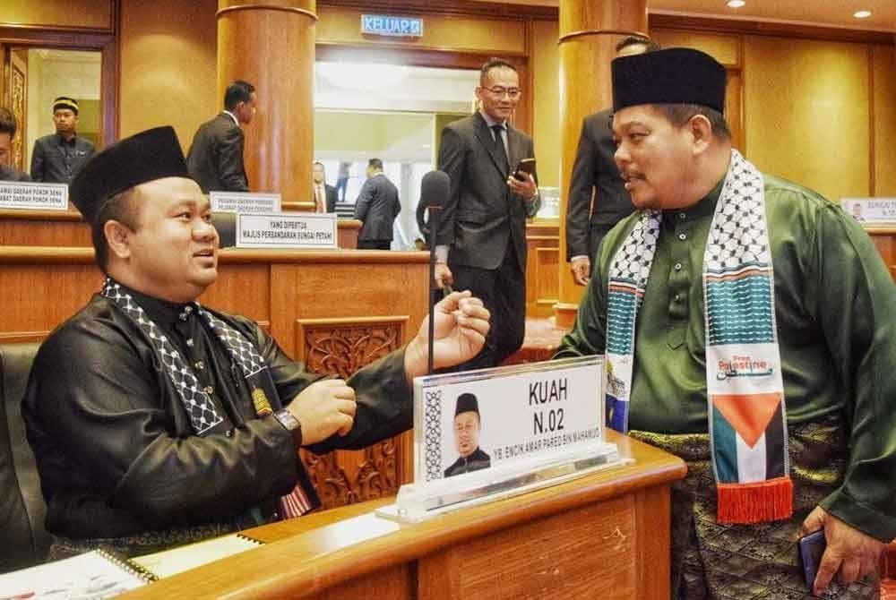 Amar Pared (kiri) berbincang sesuatu dengan ADUN Kuala Ketil, Mansor Zakaria selepas persidangan ditangguhkan.