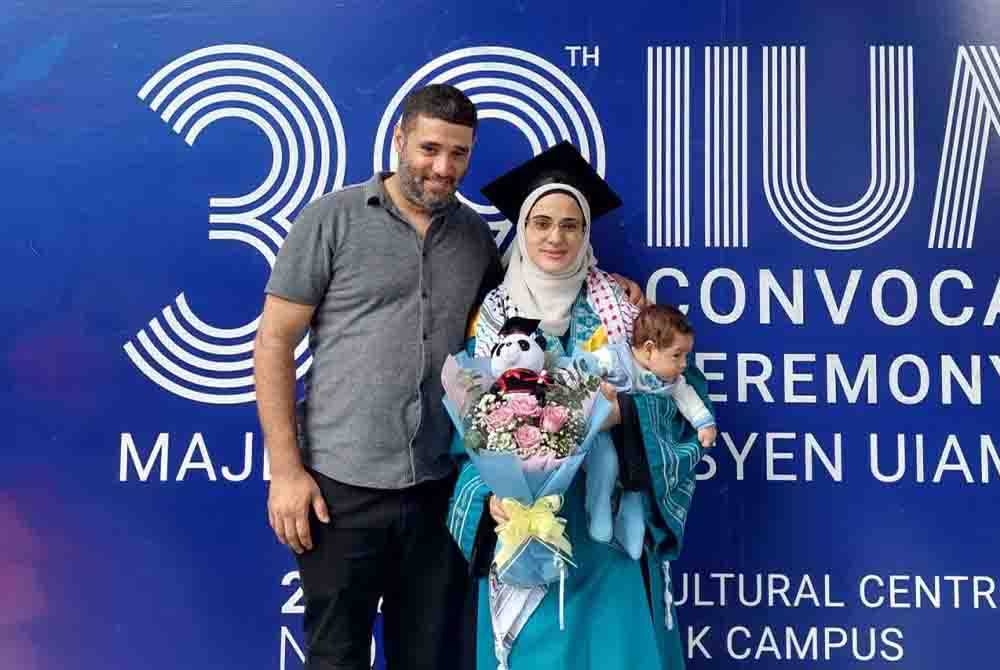 Asma Nedal bergambar bersama suami selepas tamat sidang konvokesyen UIAM.