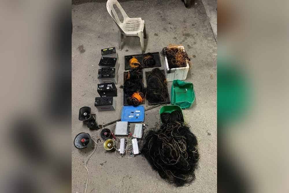 Sebahagian peralatan yang dirampas Perhilitan di kawasan sawah padi di Simpang Lima, Sungai Besar pada Isnin.