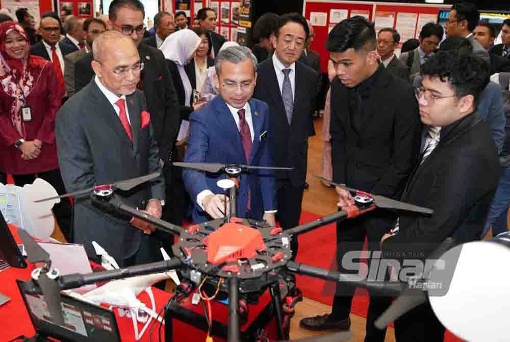 Menteri Komunikasi dan Digital, Fahmi Fadzil bersama Presiden Management and Science University (MSU), Profesor Tan Sri Dr Mohd Shukri Ab Yajid dan Duta Jepun ke Malaysia, Takashi Katsuhiko melihat dan melawat pameran pada majlis perasmian yang diadakan di Seminar Transformasi dan Inovasi Digital Malaysia-Jepun 2023 Management and Science University (MSU), Shah Alam pada Isnin. - Foto Sinar Harian/Rosli Talib