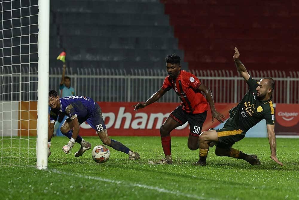 Aksi Pemain Kedah Darul Aman FC, Amirbek Juraboev ketika mengasak kubu pertahanan pasukan Kelantan FC dalam saingan Liga Super di Stadium Sultan Muhammad ke IV malam tadi. - Foto Bernama