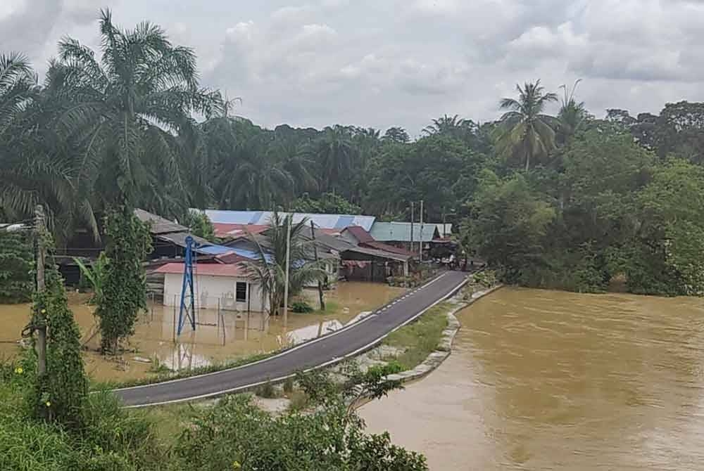 Rumah penduduk berdekatan tebing Sungai Selangor di Kampung Rantau Panjang di sini dinaiki air pada pagi Jumaat.