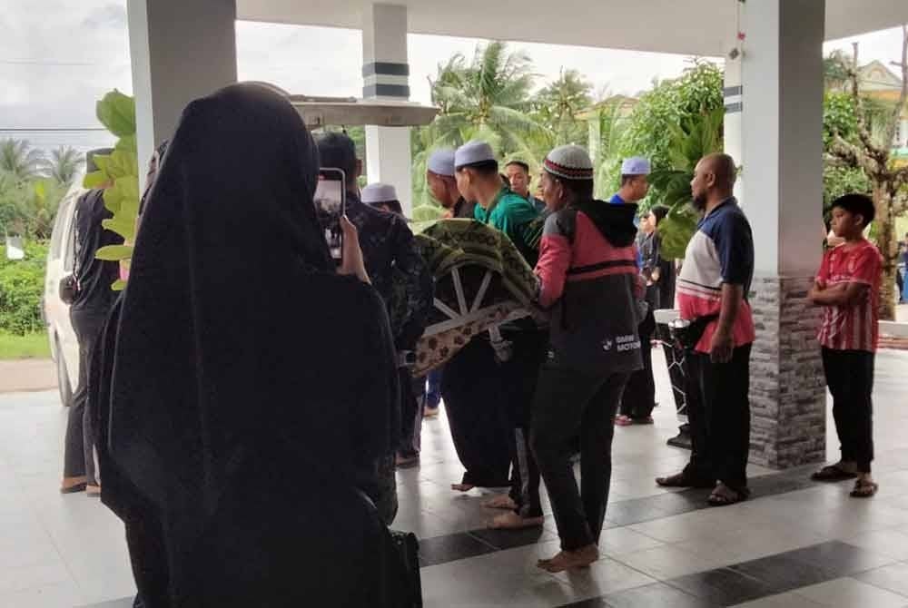Jenazah Fatin Ieram Bariah dibawa ke Masjid Kajang Sebidang untuk disembahyangkan sebelum dikebumikan di Tanah Perkuburan Kampung Kajang Sebidang