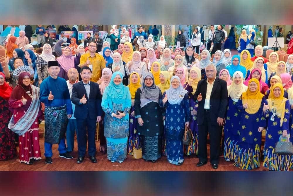 Salbiah (depan, empat dari kiri) bergambar bersama hadirin yang memeriahkan Sambutan November Bulan Keluarga Kebangsaan 2023 peringkat negeri di Ipoh.