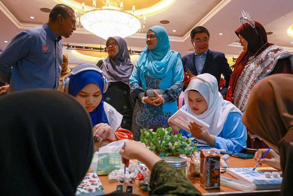Salbiah (tiga dari kanan) melawat pengunjung yang menjalankan aktiviti pada Sambutan November Bulan Keluarga Kebangsaan 2023 peringkat negeri di Ipoh.