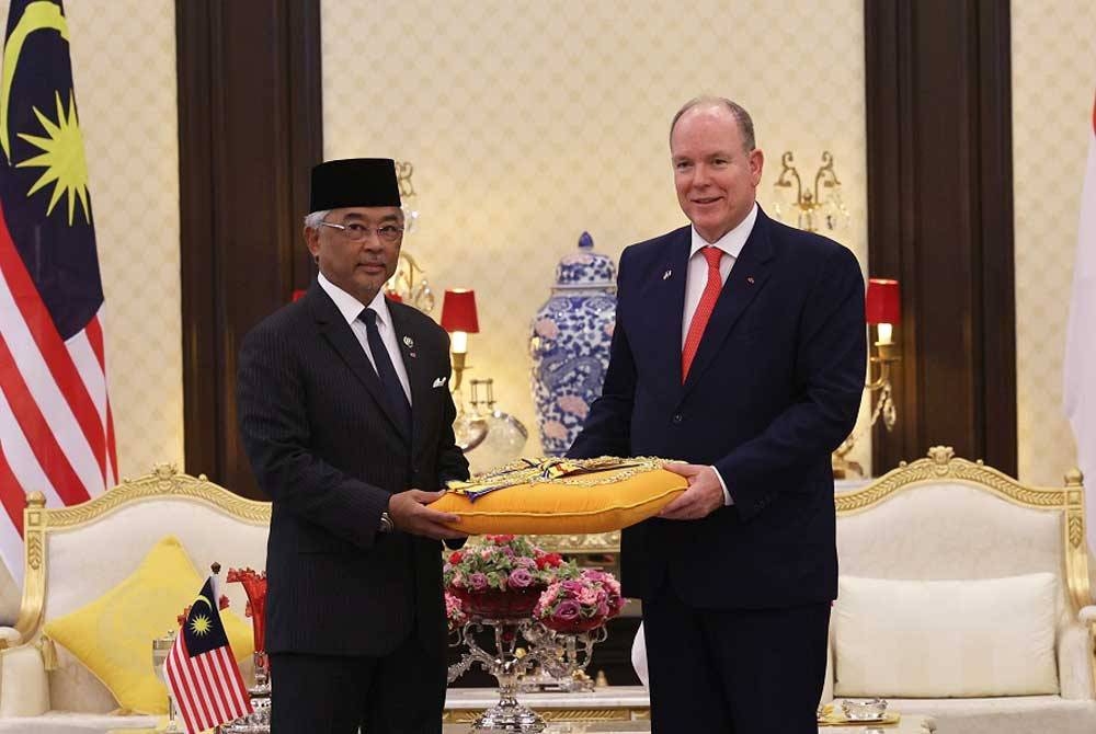 Al-Sultan Abdullah berkenan mengurniakan Darjah Utama Seri Mahkota Negara dan Darjah Kerabat Sri Indera Mahkota Pahang (kehormat) kepada Putera Monaco Putera Albert II di Istana Negara pada Isnin. - Foto: Bernama