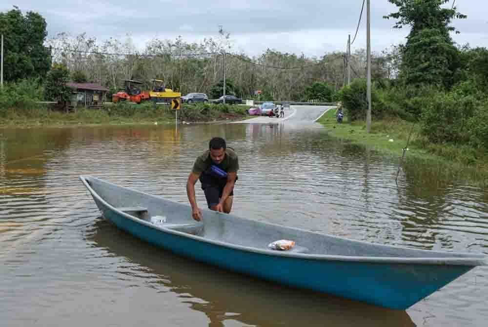 Wan Muhd Jeffri sanggup mendayung sampan meredah banjir untuk memberi makanan kepada kucing peliharaannya yang kelaparan, ketika tinjauan pada Isnin. - Foto: Bernama
Banjir termenung menyebabkan sebahagian penduduk kampung itu terpaksa berpindah ke PPS SK Tok Deh.
Setakat 2 petang seramai 243 mangsa daripada 84 keluarga kini berlindung di PPS tersebut.
--fotoBERNAMA (2023) HAK CIPTA TERPELIHARA