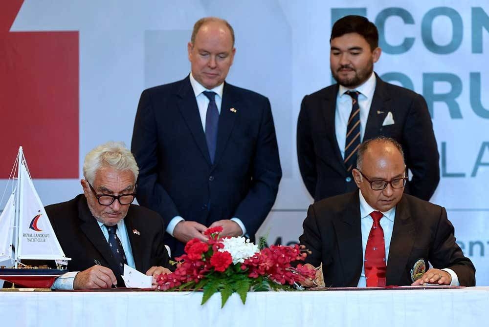 Putera Monaco Putera Albert II (dua dari kiri) dan Raja Muda Selangor, Tengku Amir Shah (dua, kanan) menyaksikan majlis menandatangani MoU antara Komodor Royal Selangor Yacht Club, Che Wan Mohamed Azuar (kanan) dengan Setiausaha Agung Yacht Club de Monaco, Bernard d' Alessandri (kiri) sempena Forum Economi Monaco 2023 pada Isnin. - Foto: Bernama
-- fotoBERNAMA (2023) HAK CIPTA TERPELIHARA
KUALA LUMPUR, Nov 27 -- Prince Albert II of Monaco (second, left) and Raja Muda of Selangor, Tengku Amir Shah (second, right) witnessing the Memorandum of Understanding (MoU) signing ceremony between Commodore of the Royal Selangor Yacht Club, Che Wan Mohamed Azuar (right) and General Secretary of the Yacht Club de Monaco, Bernard d' Alessandri (left) in conjunction with the Monaco Economic Forum 2023 today.
-- fotoBERNAMA (2023) COPYRIGHT RESERVED