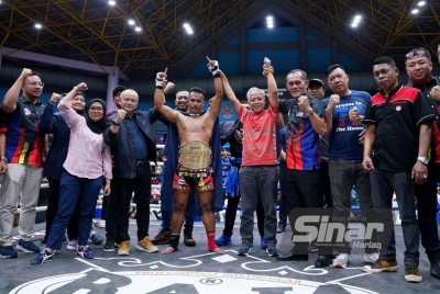 Muhammad Nasir (lima dari kanan) bersama Mohd Amirul yang mengungguli Tali Pinggang MSWP Kejohanan Grand Final Kuda Merah International World Muay Thai 2023 di Stadium Titiwangsa, Kuala Lumpur pada malam Sabtu. - Foto MOHD HALIM ABDUL WAHID