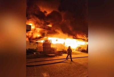 Sebuah gudang kilang kopi di Cheng, Melaka terbakar pada malam Ahad.