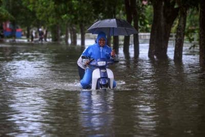 Penduduk meredah banjir ketika tinjauan di Kampung Gong Tok Nasek, Kuala Terengganu pada Rabu lalu. - Foto Bernama