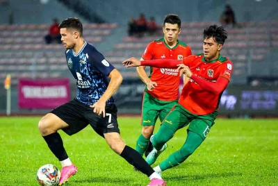 Pemain Kuala Lumpur City, FC Romel Oswaldo Morales Ramirez diasak pemain Kelantan United FC, Abdul Latiff Suhaimi (kanan) pada perlawanan antara Kuala Lumpur City FC menentang Kelantan United FC dalam saingan Liga Super Malaysia 2023 di Stadium Bolasepak Kuala Lumpur Cheras pada malam Ahad. - Foto Bernama