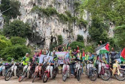 Ahli Club Antique Motor Kulim tiba di Baling bagi menyatakan solidariti terhadap Palestin.