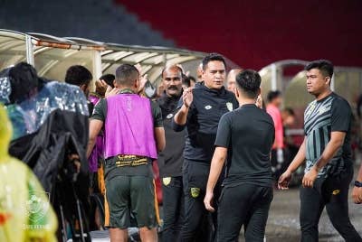 Nafuzi (tiga dari kanan) mengakui pasukannya perlu konsisten dengan memperolehi kemenangan dalam baki dua perlawanan terakhir selepas ini. - Foto: KDAFC