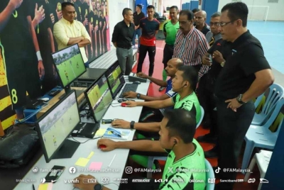 Sesi latihan VAR melibatkan 20 pengadil tempatan sebagai langkah persiapan mengadaptasi teknologi itu dalam kancah Liga-M berlangsung di Wisma FAM bermula 20 November hingga 4 Disember ini. - Foto FB FAM