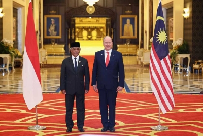 Al-Sultan Abdullah berkenan bersama Putera Monaco, Putera Albert Il di Istana Negara pada Isnin. - Foto: Bernama