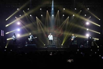 Persembahan bertenaga daripada Ungu sepanjang Konsert Ungu Di Bawah Bayu di ITCC Penampang.