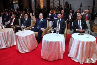 Putera Monaco Putera Albert II (tengah) dan Tengku Zafrul (kanan) ketika hadir pada Forum Ekonomi Monaco 2023 di sebuah hotel pada Isnin. Turut berangkat, Pemangku Raja Pahang Tengku Hassanal Ibrahim Alam Shah Al-Sultan Abdullah Ri'ayatuddin Al-Mustafa Billah Shah (dua dari kiri) dan Raja Muda Selangor, Tengku Amir Shah (dua dari kanan). - Foto: Bernama