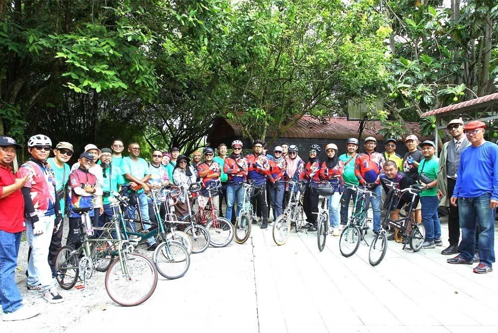 Peserta kayuhan basikal Moulton di Seremban.